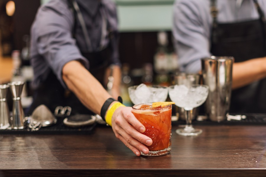 Ragazzini "baristi" a zero alcol, e i locali della movida servono i loro cocktail